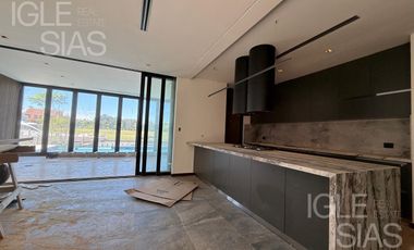 Casa en venta y alquiler al río en El Yacht, Nordelta