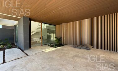 Casa en venta y alquiler al río en El Yacht, Nordelta