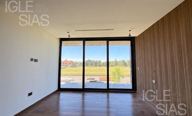 Casa en venta y alquiler al río en El Yacht, Nordelta