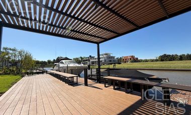 Casa en venta y alquiler al río en El Yacht, Nordelta