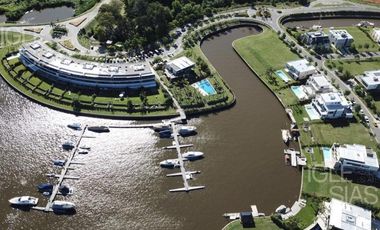 Casa en venta y alquiler al río en El Yacht, Nordelta