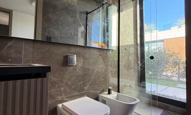 Casa en venta y alquiler al río en El Yacht, Nordelta