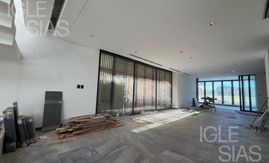 Casa en venta y alquiler al río en El Yacht, Nordelta