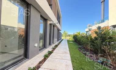 Casa en venta y alquiler al río en El Yacht, Nordelta