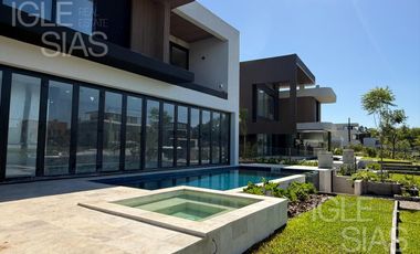 Casa en venta y alquiler al río en El Yacht, Nordelta