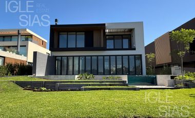 Casa en venta y alquiler al río en El Yacht, Nordelta