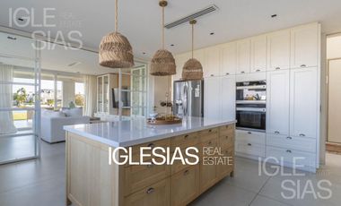 Casa en venta y alquiler al río en El Yacht, Nordelta