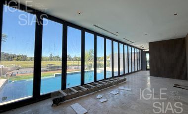 Casa en venta y alquiler al río en El Yacht, Nordelta