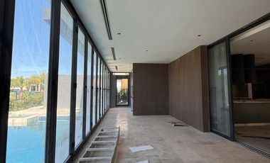 Casa en venta y alquiler al río en El Yacht, Nordelta