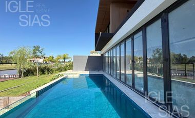 Casa en venta y alquiler al río en El Yacht, Nordelta