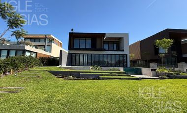 Casa en venta y alquiler al río en El Yacht, Nordelta