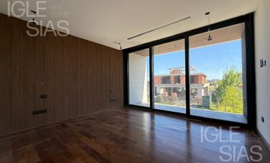 Casa en venta y alquiler al río en El Yacht, Nordelta