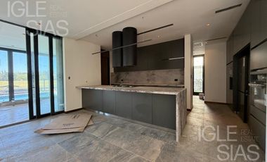 Casa en venta y alquiler al río en El Yacht, Nordelta