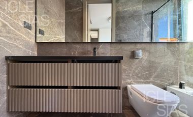 Casa en venta y alquiler al río en El Yacht, Nordelta