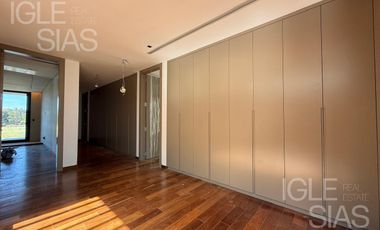 Casa en venta y alquiler al río en El Yacht, Nordelta