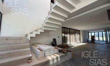 Casa en venta y alquiler al río en El Yacht, Nordelta