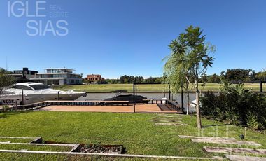 Casa en venta y alquiler al río en El Yacht, Nordelta