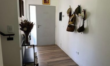 Venta Duplex Ovejitas I, 5 ambientes, jardin 2 cocheras San Isidro