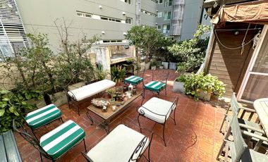 Departamento de 3 dormitorios con patio. Cochera