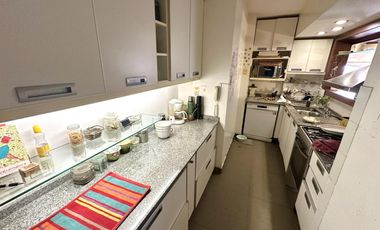 Departamento de 3 dormitorios con patio. Cochera