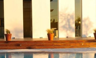 Departamento en venta y/o alquiler anual.  Yoo Nordelta- 3 dormitorios .PB .Jardín