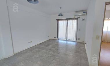 Departamento en Alquiler en Villa Ballester con cochera.