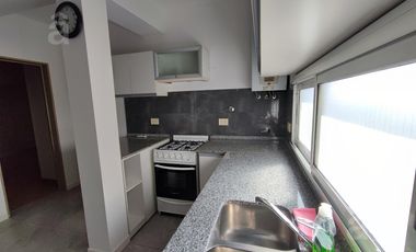 Departamento en Alquiler en Villa Ballester con cochera.
