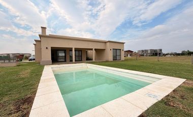 Casa en venta sobre laguna en San Sebastián