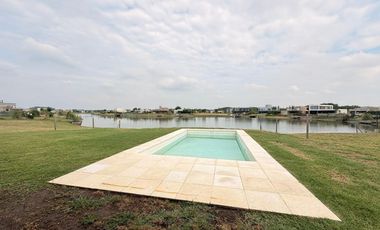 Casa en venta sobre laguna en San Sebastián