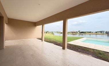 Casa en venta sobre laguna en San Sebastián