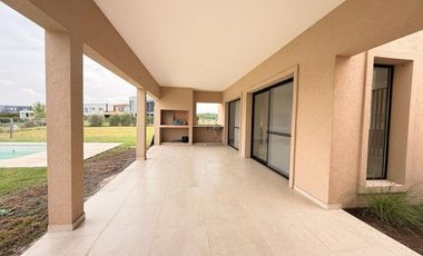 Casa en venta sobre laguna en San Sebastián