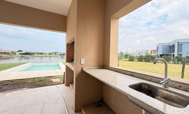 Casa en venta sobre laguna en San Sebastián