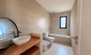 Casa en venta sobre laguna en San Sebastián