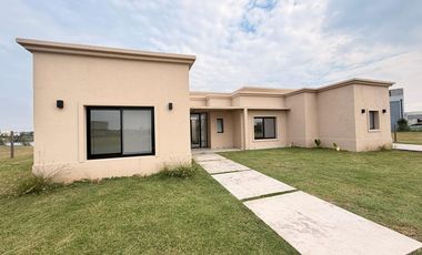 Casa en venta sobre laguna en San Sebastián