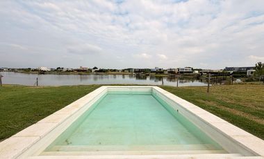 Casa en venta sobre laguna en San Sebastián