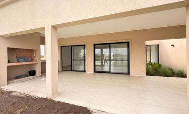 Casa en venta sobre laguna en San Sebastián