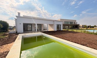 Casa en venta sobre laguna en San Sebastián