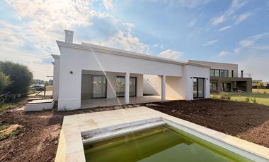 Casa en venta sobre laguna en San Sebastián