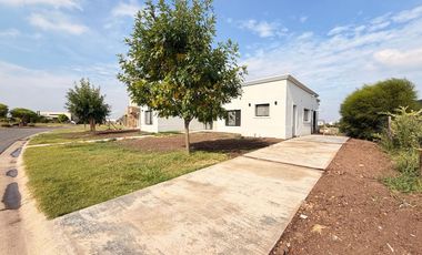 Casa en venta sobre laguna en San Sebastián