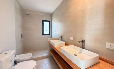 Casa en venta sobre laguna en San Sebastián