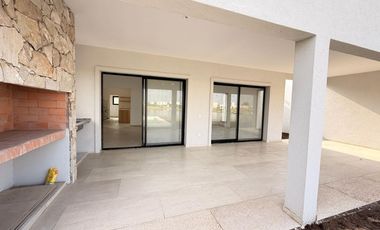 Casa en venta sobre laguna en San Sebastián