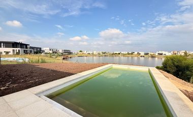 Casa en venta sobre laguna en San Sebastián