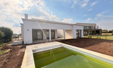 Casa en venta sobre laguna en San Sebastián