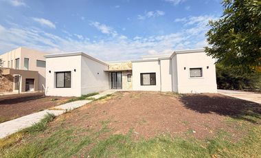 Casa en venta sobre laguna en San Sebastián