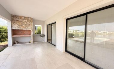 Casa en venta sobre laguna en San Sebastián