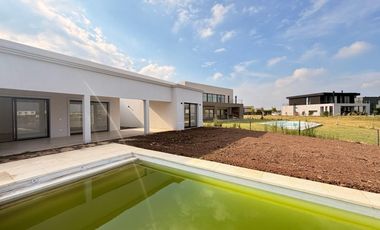 Casa en venta sobre laguna en San Sebastián