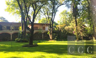 HERMOSA CASA EN CUERNAVACA, CON JARDIN ESPECTACULAR