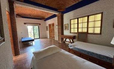 HERMOSA CASA EN CUERNAVACA, CON JARDIN ESPECTACULAR