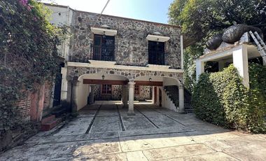 HERMOSA CASA EN CUERNAVACA, CON JARDIN ESPECTACULAR