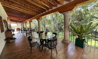 HERMOSA CASA EN CUERNAVACA, CON JARDIN ESPECTACULAR